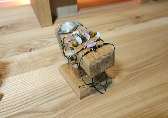 Prosty stojak na zegarki, smartwatch i bransoletki