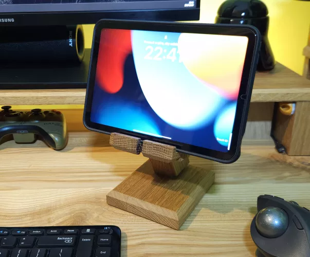 Stojak na telefon tablet e-book z drewna dębowego – pionowe usłojenie