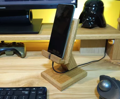 Stojak na telefon tablet e-book z drewna dębowego – pionowe usłojenie ST.0.0.3